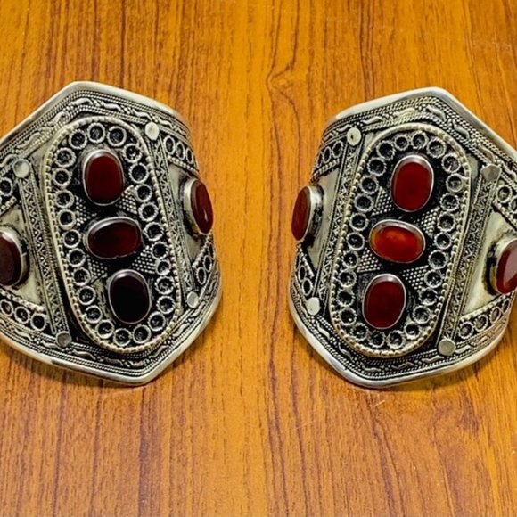 Single Afghan Kuchi Cuff Bracelet: Tribal Silver Handcuff with Brown Glass Stone - Picture 2 of 7